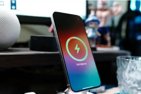 昆玉苹果15换屏服务分享用什么充电器给iPhone15充电更好 